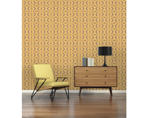 Decoratief interieur met fauteuil, commode en patroonbehang