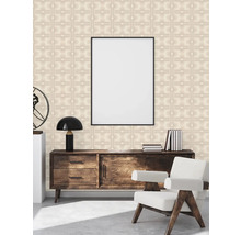 Interieur met patroonbehang, dressoir, fauteuil en fotolijst