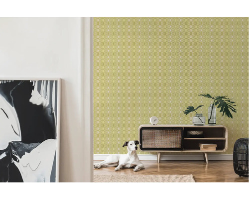 Decoratieve woonkamer met groen geometrisch behang, dressoir en een hond