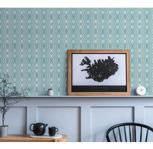 Kamerweergave met patroonbehang, ingelijste IJsland poster en decoratiespullen op een plank.