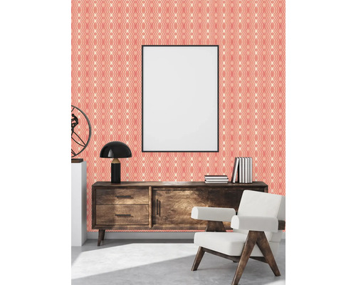 Decoratieve woonkamer met gedessineerd behang, dressoir, fauteuil en fotolijst