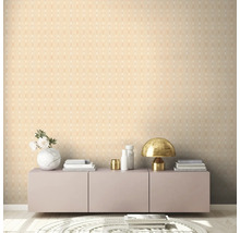 Woonkamer met patroonbehang en dressoir