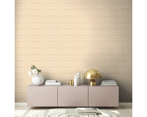 Woonkamer met patroonbehang en dressoir