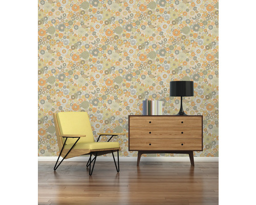 Retro woonkamer met bloemenbehang, fauteuil, ladekast en lamp