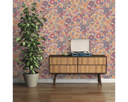 Decoratieve kamer met bloemenbehang, platenspeler op een houten kast en potplant.