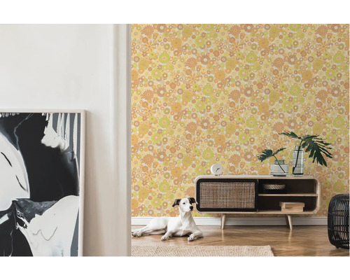 Kamer met geel bloemenbehang, dressoir, hond en abstract schilderij