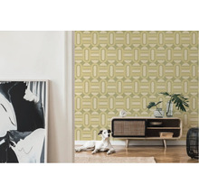 Behang met patroon in een woonkamer met een houten vloer en een hond
