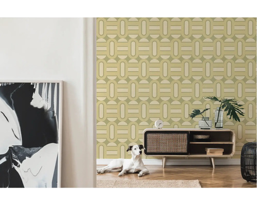 Behang met patroon in een woonkamer met een houten vloer en een hond