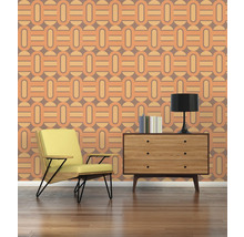 Woonkamer met fauteuil, commode, lamp en behang met geometrisch patroon
