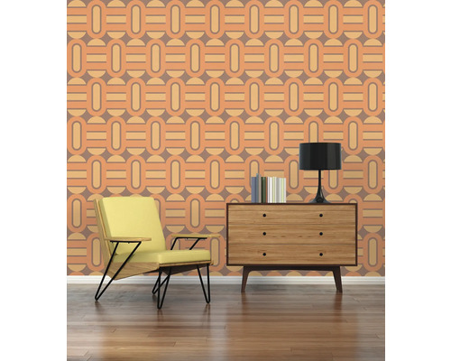 Woonkamer met fauteuil, commode, lamp en behang met geometrisch patroon