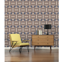 Kamer met retro behang, fauteuil en ladekast
