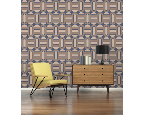 Kamer met retro behang, fauteuil en ladekast