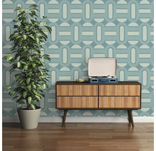 Woonkamer met patroonbehang, houten dressoir, platenspeler en kamerplant
