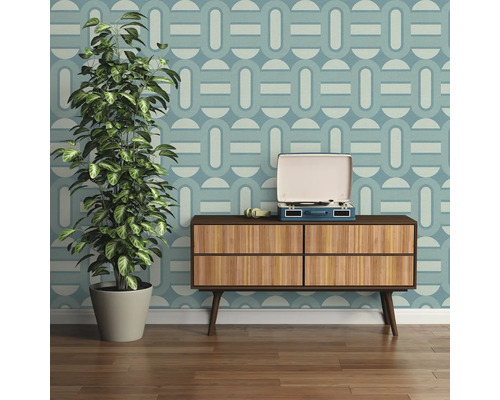 Woonkamer met patroonbehang, houten dressoir, platenspeler en kamerplant