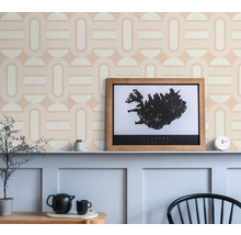 Woonkamer met een wand versierd met geometrisch behang en een ingelijste IJsland poster.