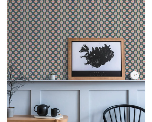 Kamer met een behang met motief, een afbeelding van IJsland en decoraties.