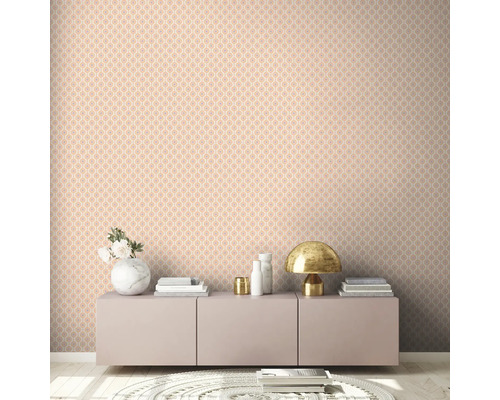 Woonkamer met patroonbehang en dressoir