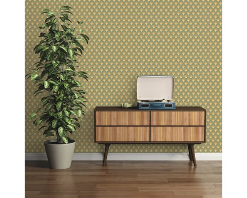 Decoratief behang met art-decopatroon, dressoir, plant en platenspeler in interieur.