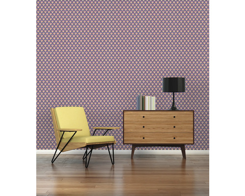 Scène met fauteuil, commode, lamp en behang met patroon.