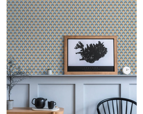 Woonkamer met patroonbehang, ingelijste kaart van IJsland en decoraties op een plank