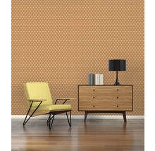 Woonkamer met patroonbehang, fauteuil en houten dressoir