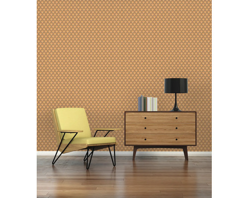 Woonkamer met patroonbehang, fauteuil en houten dressoir