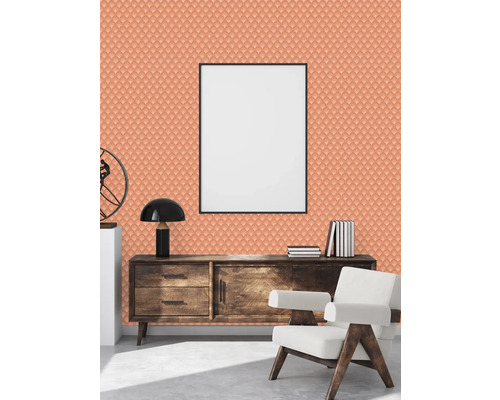 Woonkamer met behang met patroon, dressoir en fauteuil