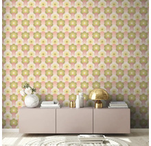 Kamerzicht met retro behang met bloemmotief op een muur