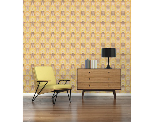 Interieurweergave met fauteuil, commode, lamp en behang met motief