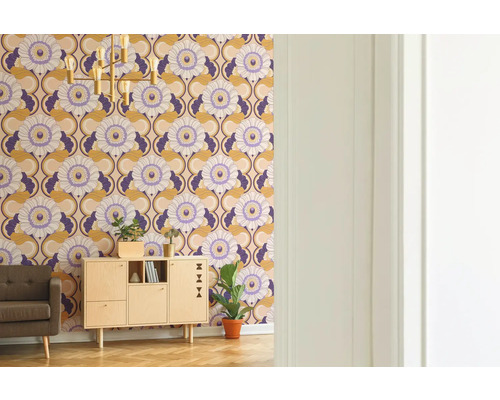 Woonkamer met behang met patroon, kast, fauteuil, kamerplant en staande lamp