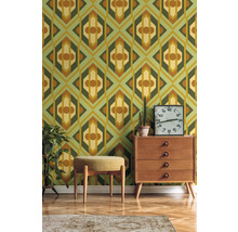 Kamer met retrobehang met geometrisch patroon, dressoir en kruk