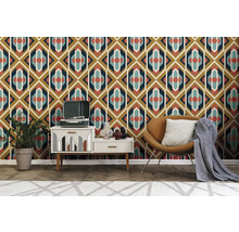 Kameroverzicht met een patroonbehang, fauteuil, commode en decoratie