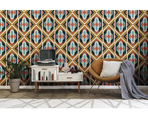 Kameroverzicht met een patroonbehang, fauteuil, commode en decoratie