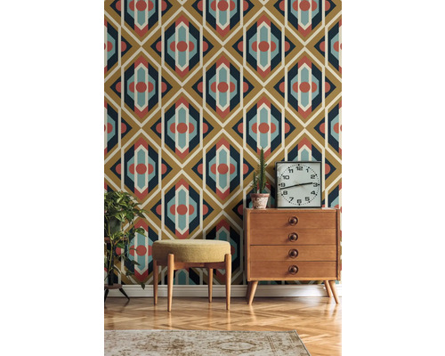 Woonkamer met patroonbehang, ladekast, kruk, kamerplanten en tapijt