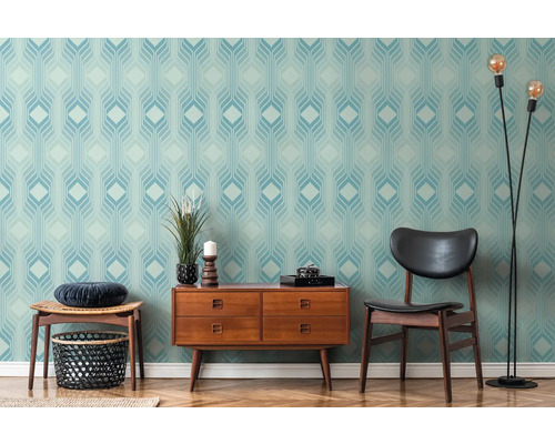 Woonkamer met patroonbehang, ladekast en stoel