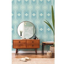 Woonkamer met geometrisch behang, dressoir en spiegel