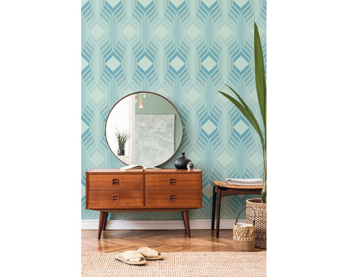 Woonkamer met geometrisch behang, dressoir en spiegel