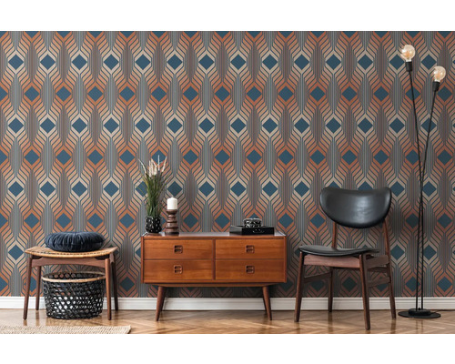 Woonkamer met retrobehang, commode en zitmeubelen.