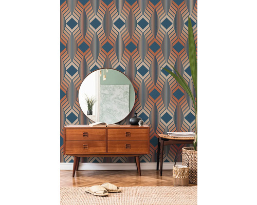 Scène met geometrisch behang, ladekast, spiegel en decoraties