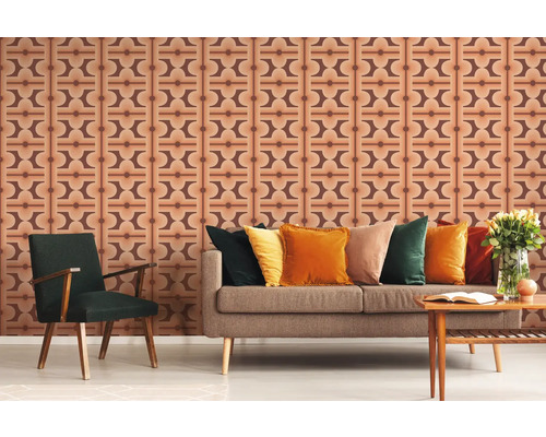 Woonkamer met bruin retro patroonbehang, bank en fauteuil