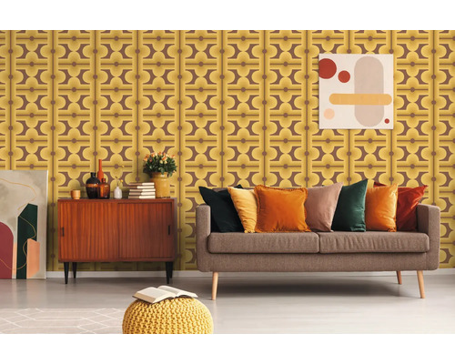 Scene van een woonkamer met bruine bank, gele poef en een wand met retro behang.