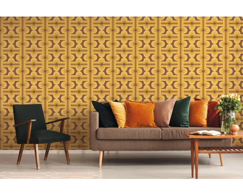 Woonkamer met bruin gemustered retro behang, bank, kussens, fauteuil en tafel