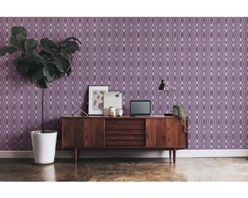 Decoratieve kamer met patroonbehang, houten dressoir en kamerplant in een pot.