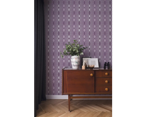 Woonkamer met patroonbehang, dressoir, decoratie en gordijn voor een huiselijke sfeer