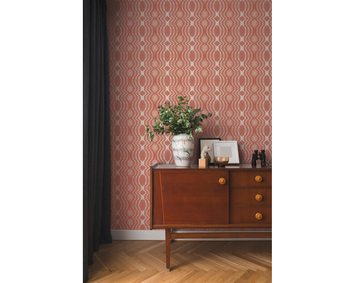 Decoratieve woonkamer met behang met patroon, dressoir en gordijn