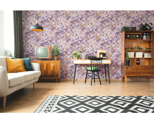 Woonkamer met bloemenbehang, bank, vloerkleed en meubels in retrostijl.