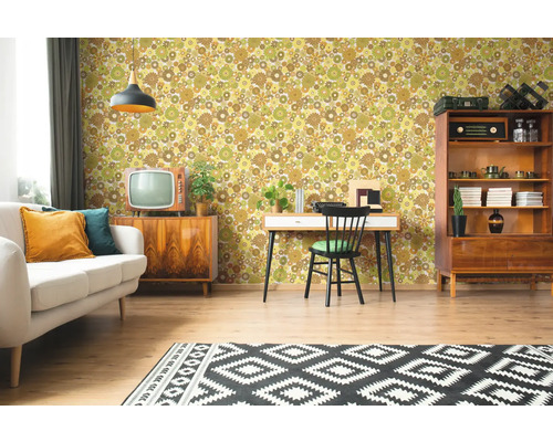 Retro-woonkamer met bloemenbehang, bank, kast, bureau, vloerkleed en decoratie