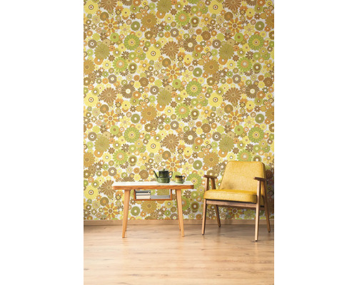 Retro woonkamer met bloemenbehang, fauteuil en tafel