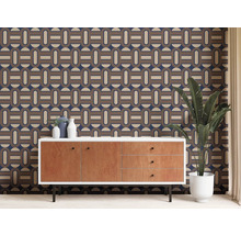 Kamer met dressoir, kamerplant en retro behang met geometrisch patroon