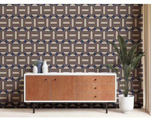 Kamer met dressoir, kamerplant en retro behang met geometrisch patroon